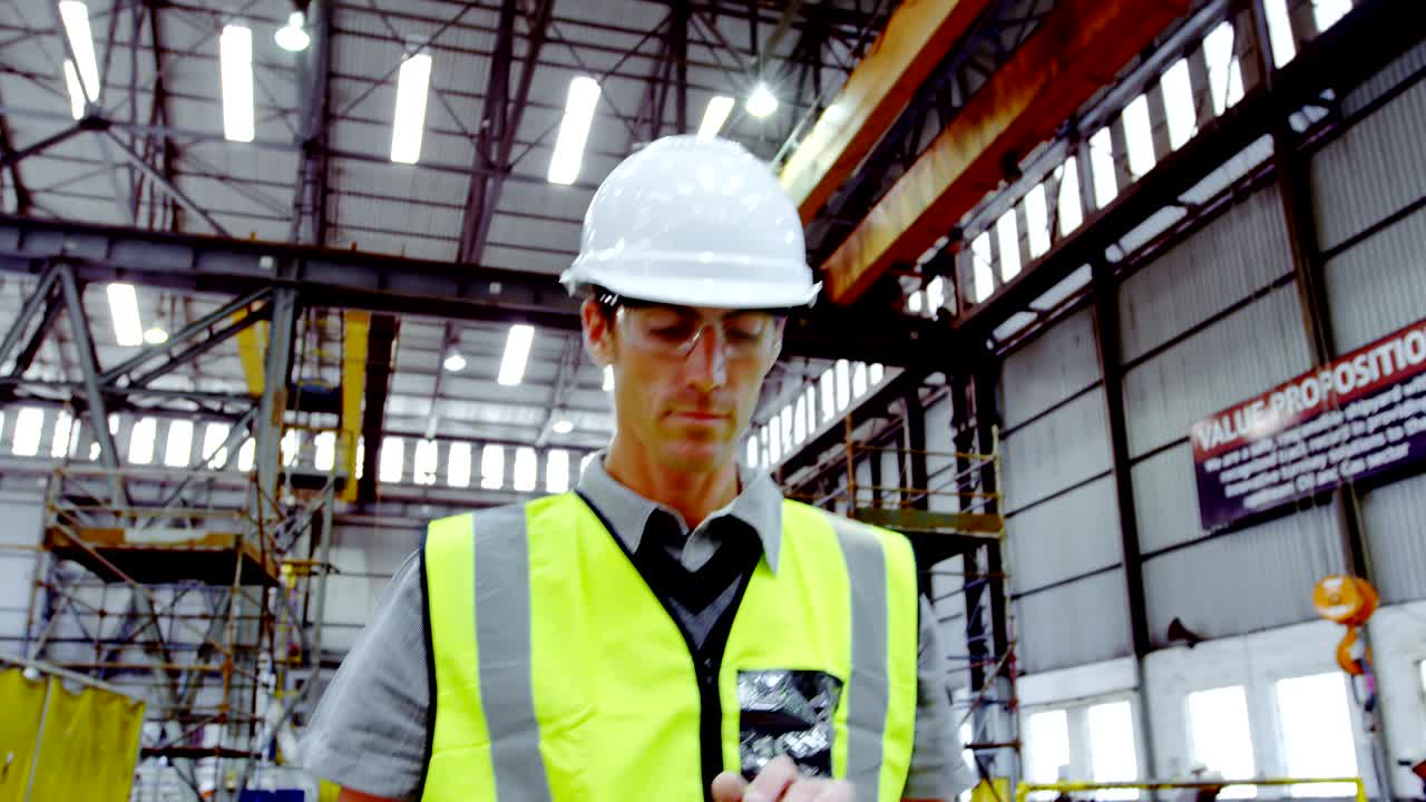 ingeniero masculino que usa una tableta digital 4k