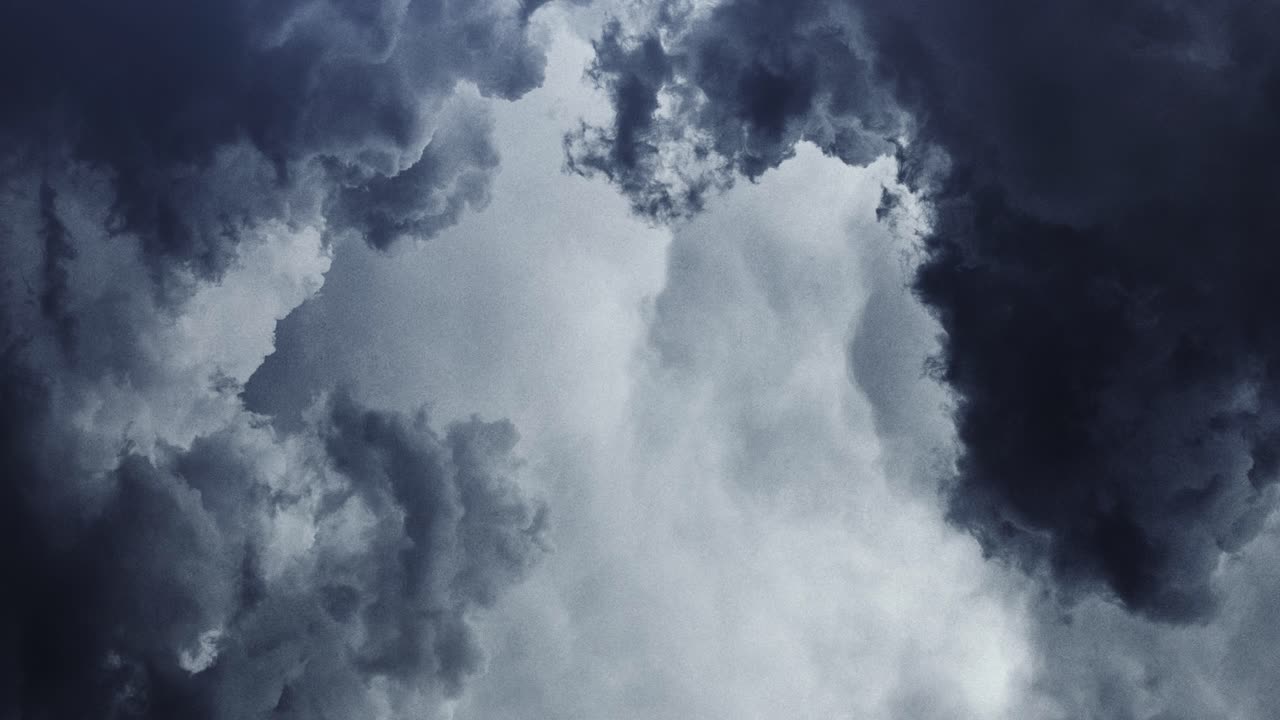 하늘을 강타한 뇌우 4k