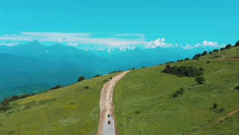 乔治亚州拉查的山路上开车在一个阳光明<unk>的日子 - 空中跟踪拍摄