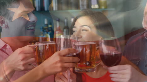 칠레의 발의 애니메이션은 행복한 다양한 친구들이 술집에서 맥주와 와인에 토스트하는 것을 보여줍니다.