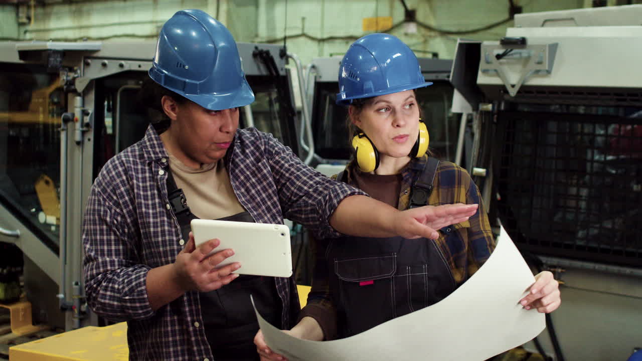 женщины, работающие на фабрике