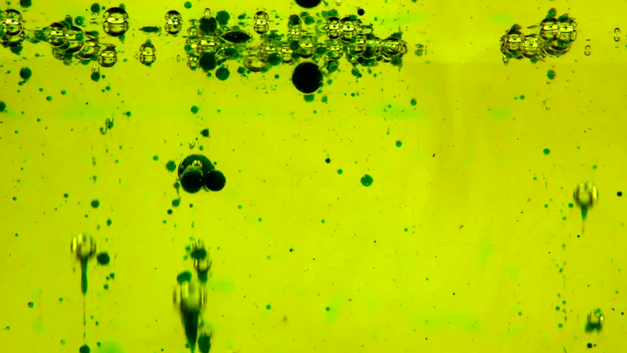 ガラスの背景に浮かぶ水泡