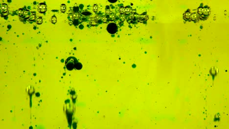 burbujas de agua detrás del fondo de vidrio