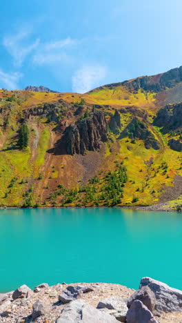 Timelapse-Vertical-De-4k,-Lagos-Azules-En-Las-Montañas-De-San-Juan,-Colorado-Usa,-Paisaje-Majestuoso-En-Un-Día-Soleado