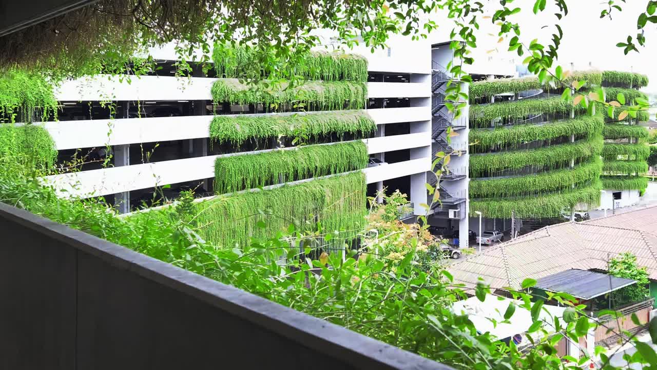 수직 정원을 가진 녹색 주차장