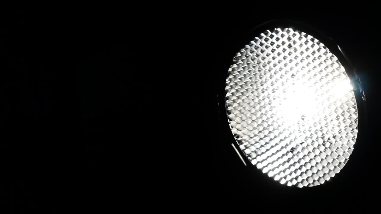 어리 코어는 빛이 켜지고 꺼져 있습니다.