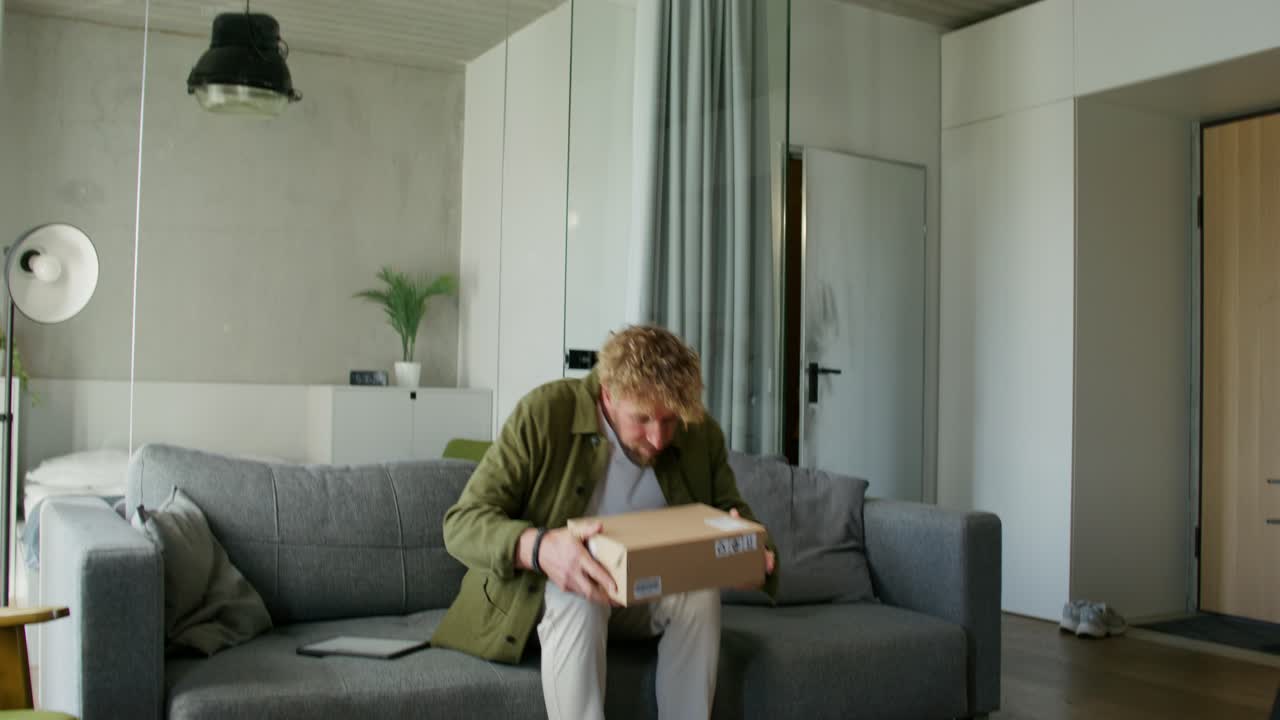 hombre recibiendo entrega en casa