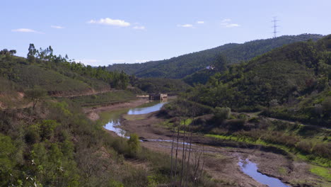 casa antigua se inunda cuando la cuenca del agua sube en el parque natural de las montañas de silves