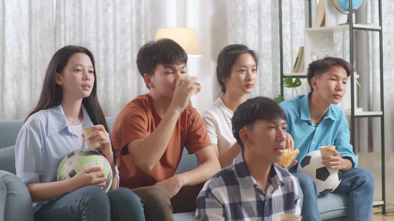 친구들이 경기를 보고 있습니다.