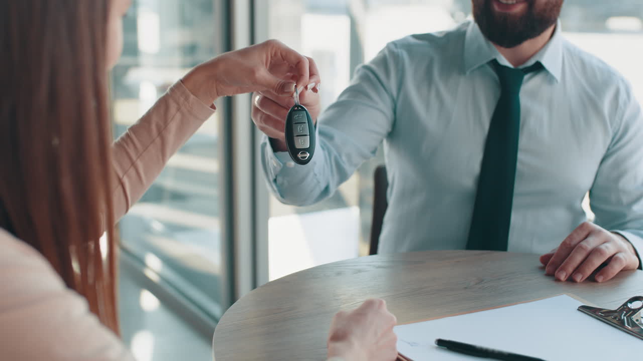 cambio de llaves del coche en el concesionario
