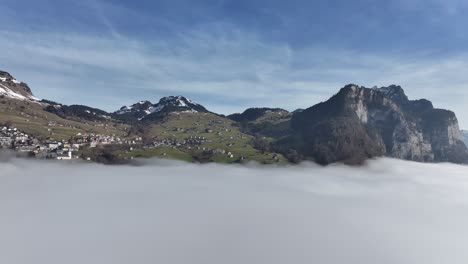 Idyllisches-Amden-über-Dem-Winternebel-Des-Walensees,-Schweiz