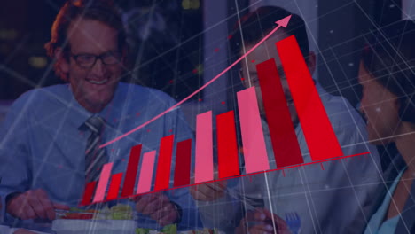 animación del procesamiento de datos financieros sobre diversas personas en la oficina