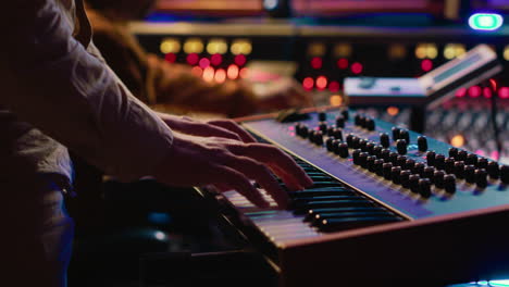 Artista-Experto-Tocando-El-Teclado-Electrónico-Del-Piano-En-La-Sala-De-Control