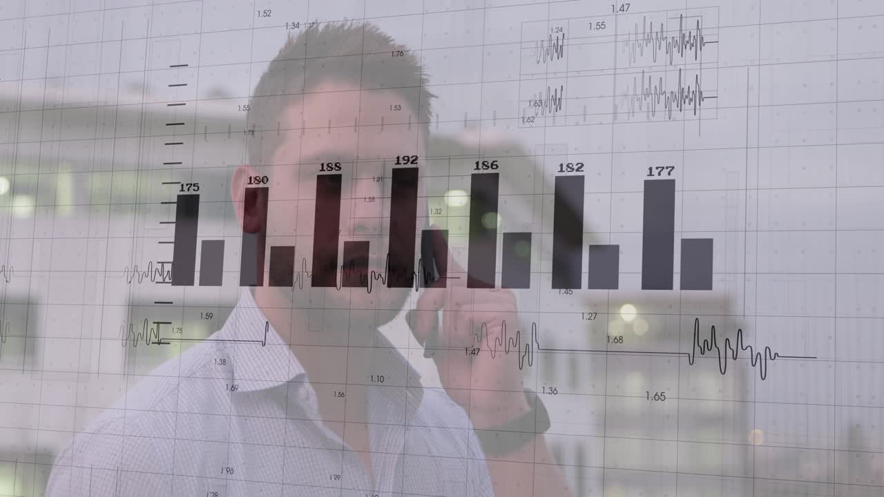 Um homem subindo no telhado segurando um smartphone, visualizando gráficos de barras animados que acompanham métricas de negócios.