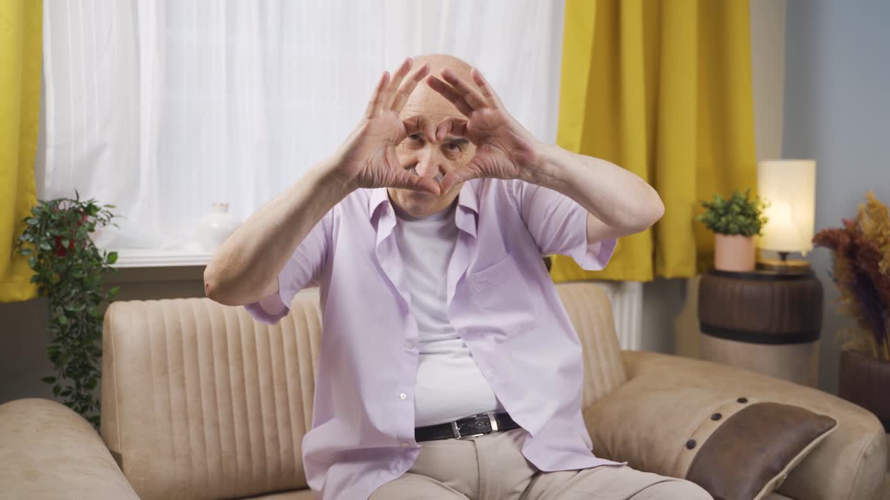 ⁇ 은이가 카메라를 위해 심장 기호를 만들고 있습니다.