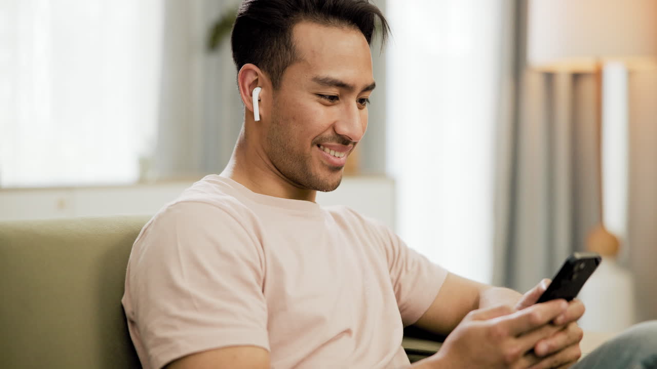 휴대 전화 를 사용 하고 있는 사람