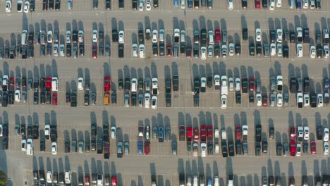 vista aérea a vista de pájaro de cientos de autos en un estacionamiento en estados unidos, estados unidos de américa