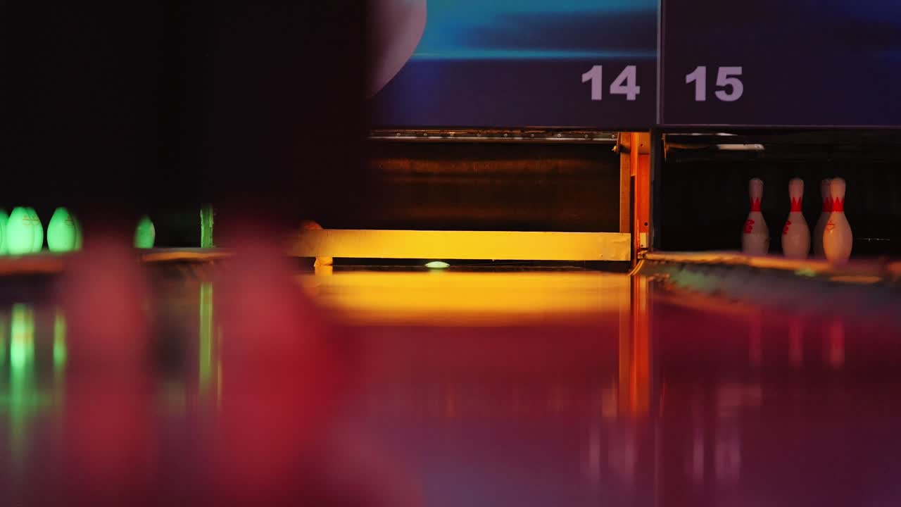 Strike di bowling RGB colorato catturato in una prospettiva cinematografica al rallentatore