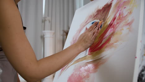 une femme créant un chef-d'œuvre.