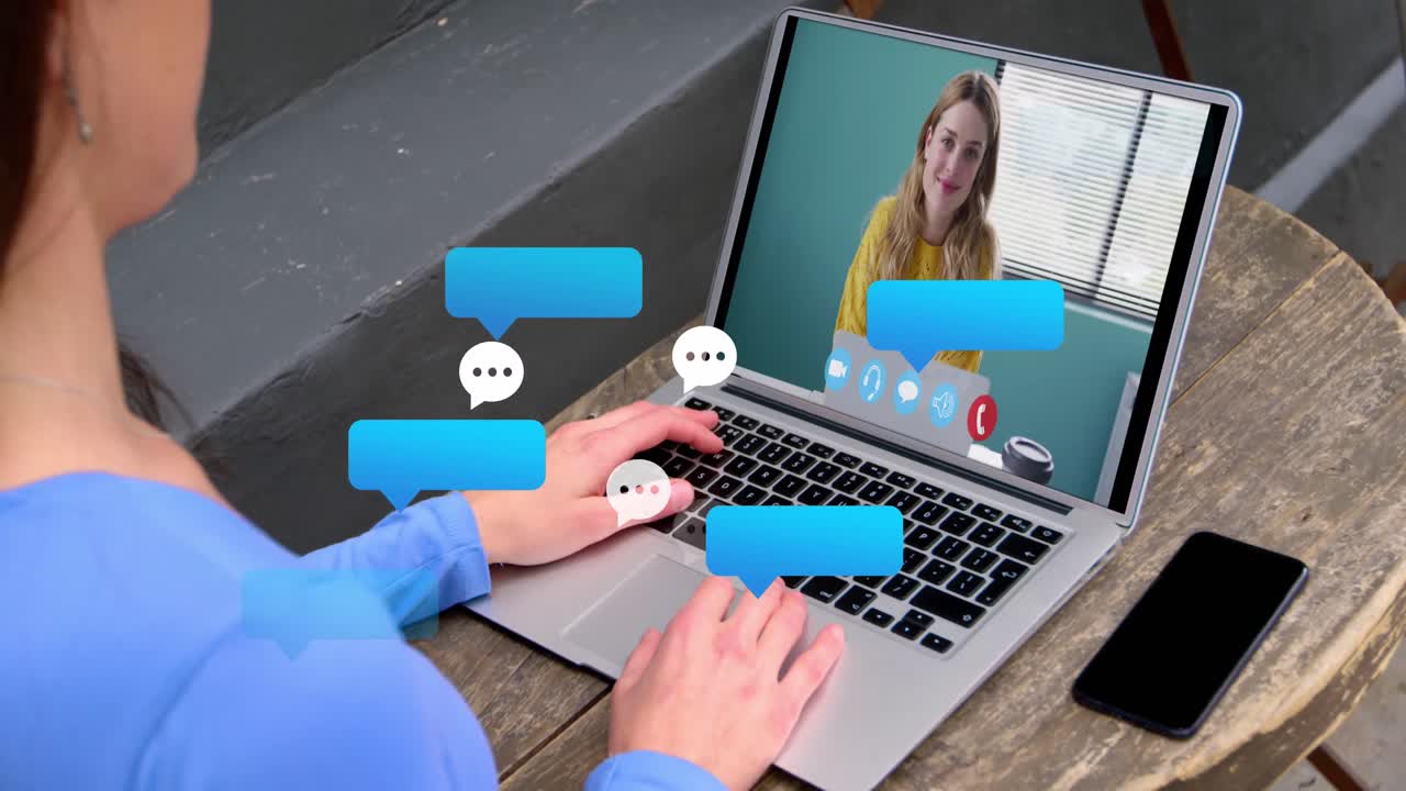 animazione di una bolla di messaggi che cade sopra donne caucasiche che usano un laptop