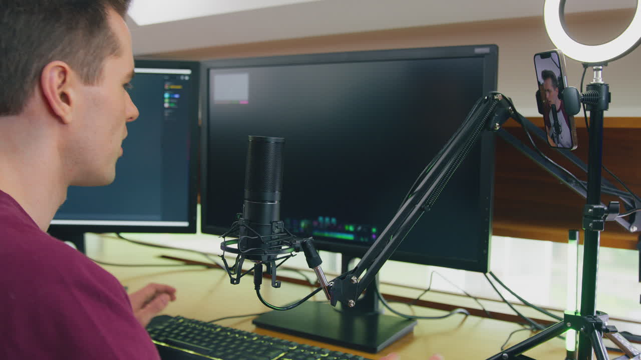 집에서 책상에 앉아서 라이브 스트리밍 슈팅 게임을 여러 모니터에서