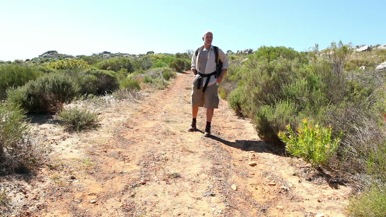 hombre caminando en la naturaleza en un sendero salvaje