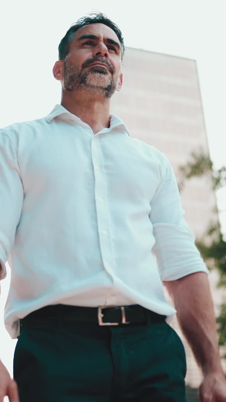 L'uomo d'affari in abbigliamento casuale