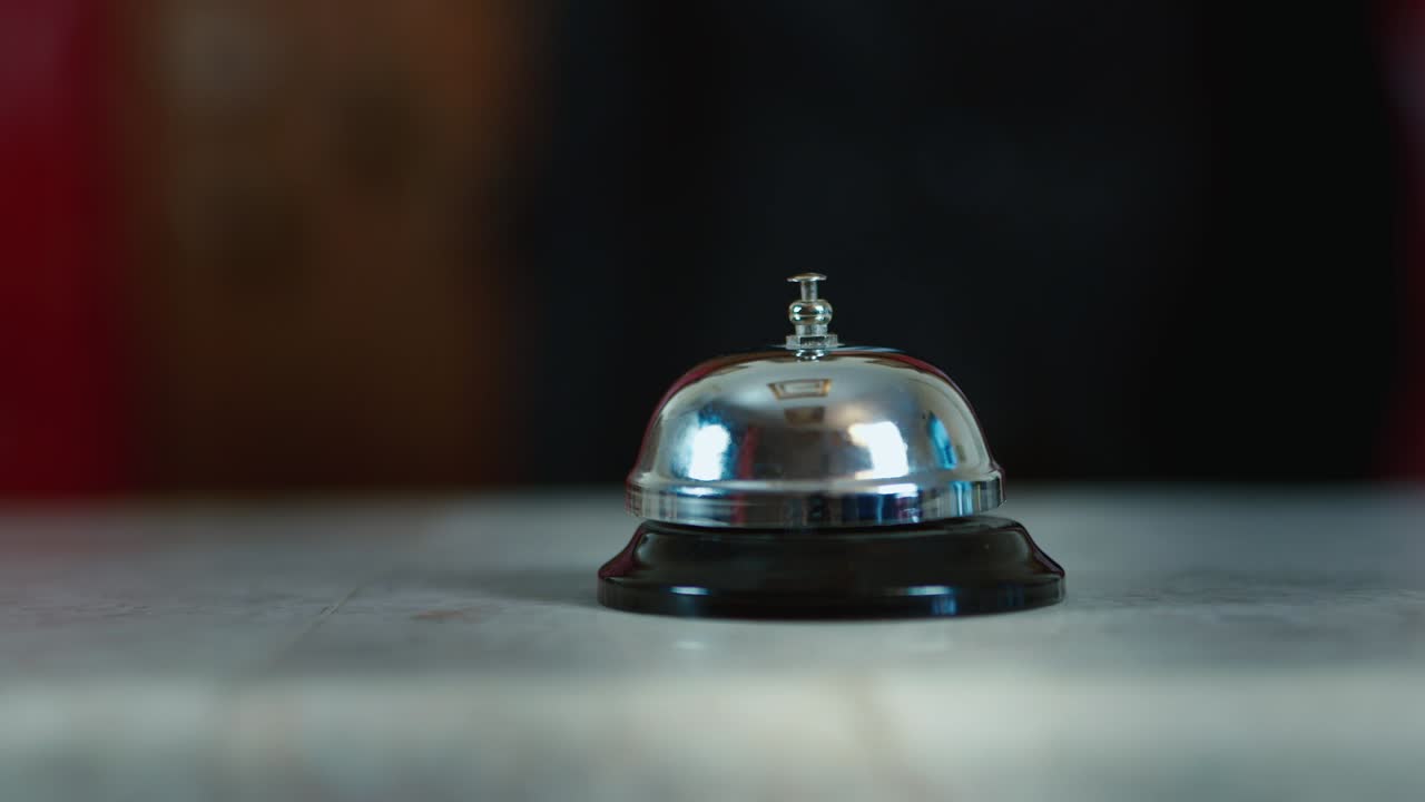 리셉션 데스크에서 손이 벨을 친다