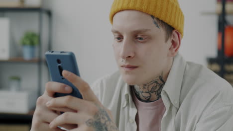 joven usando un teléfono inteligente