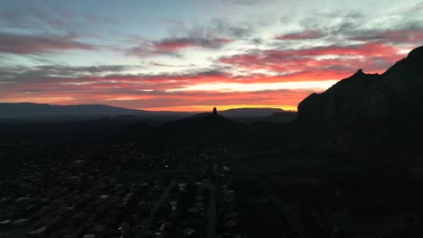 Cielo-Rojo-Del-Atardecer-Sobre-Las-Siluetas-Del-Centro-De-Sedona-En-Arizona