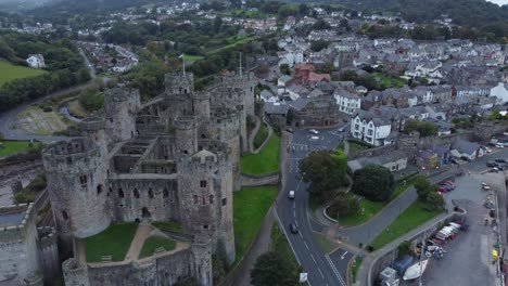 Mittelalterliche-Conwy-Castle-Ummauerte-Marktstadt-Luftaufnahme-Schwenk-Rechts-Zum-Flusshafen-Segelboote