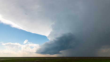 Una-Clásica-Tormenta-Supercélula-De-Las-Altas-Llanuras-Se-Agita-En-La-Península-De-Texas