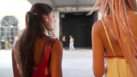 dos mujeres caminando juntas
