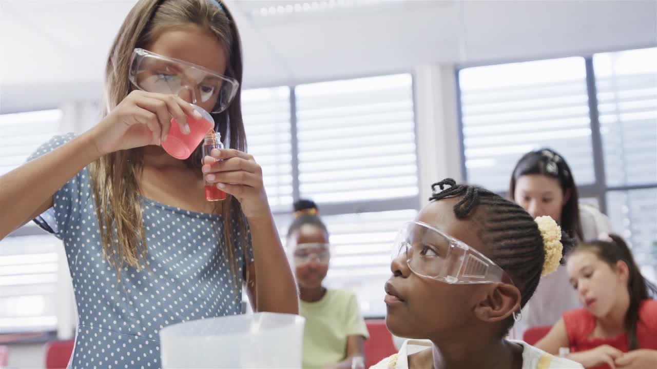 se centró en diversas maestras y estudiantes de escuela primaria en el laboratorio en cámara lenta