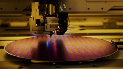 macro disparo de una oblea de silicio que se está procesando en una fundición de semiconductores, que produce chips de computadora. macro disparo