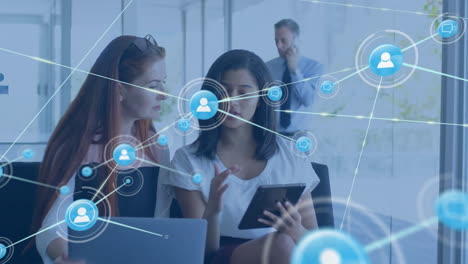 animación de iconos de perfil conectados, diversas compañeras de trabajo discutiendo informes en tableta digital