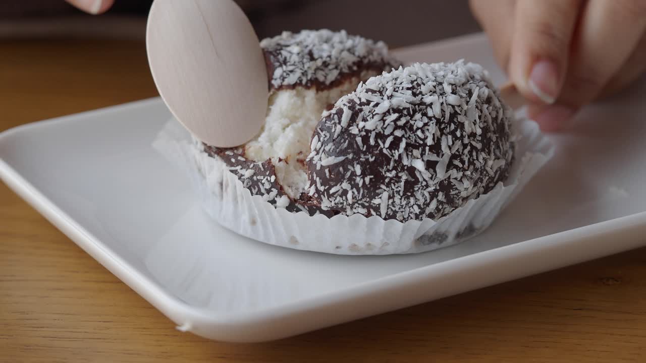 Bolinha de chocolate com flocos de coco