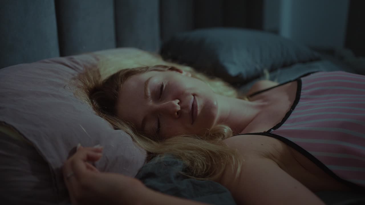 mujer durmiendo en la cama