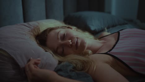 mujer durmiendo en la cama