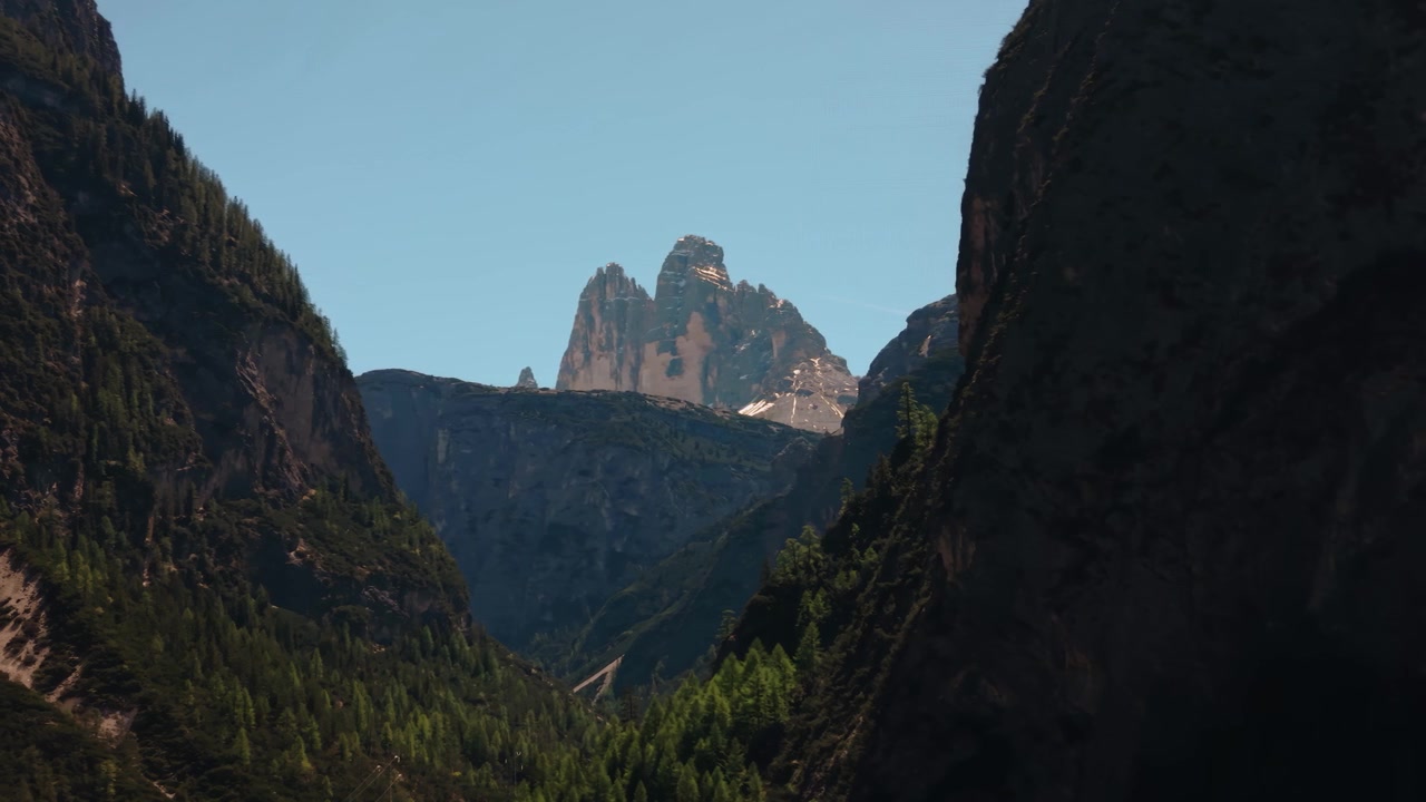 Três Picos de Lavaredo com paredes rochosas íngremes. Vista dramática de montanha alpina com mudança de perspectiva.