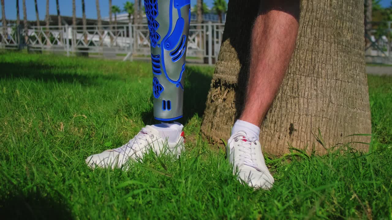 공원에서 인공 다리를 가진 남자