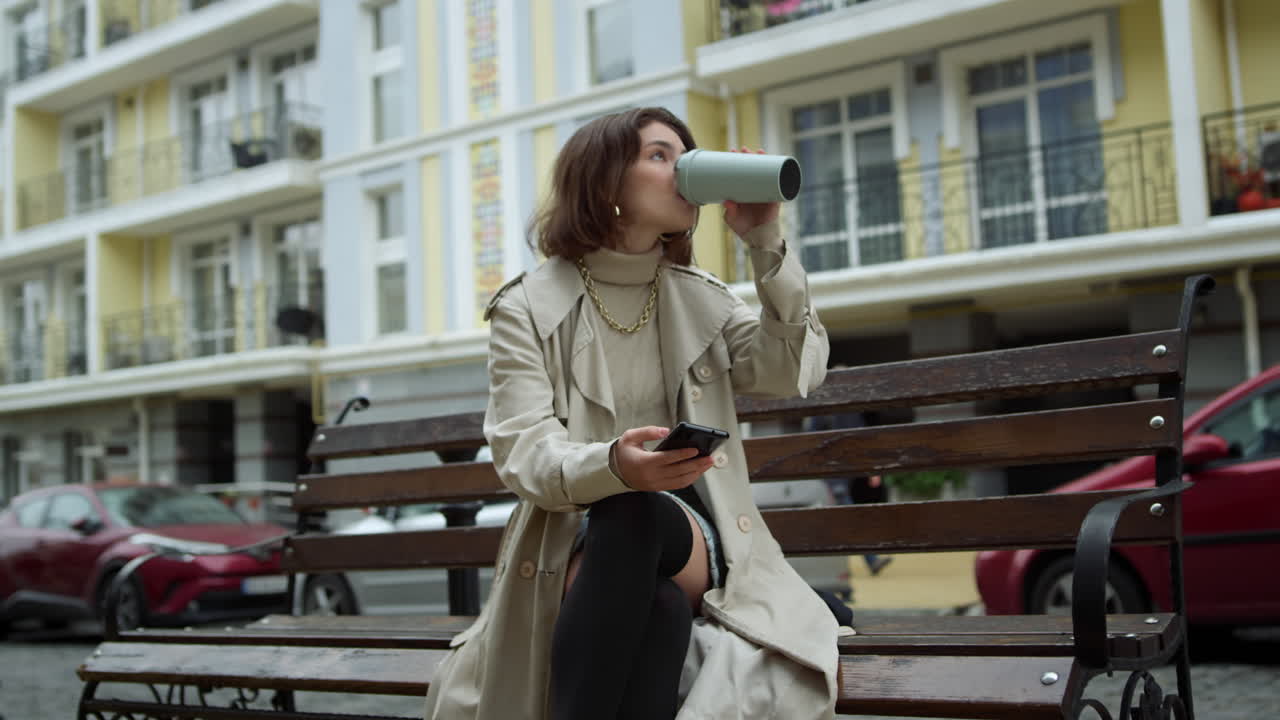 la pareja de amor se reúne al aire libre. la mujer bebiendo café. el hombre cerrando los ojos de la novia.