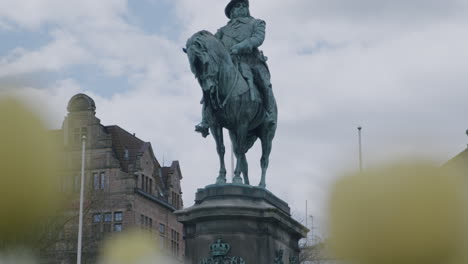 Tilt-Shot-of-Statue---Malmö,-Sweden