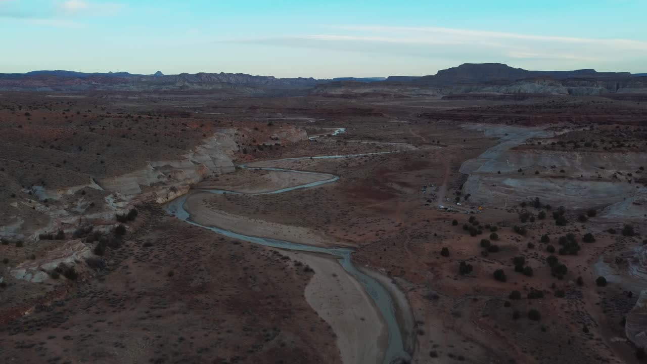 río paria - panorámica vía fluvial del desierto en el sur de utah con cañones de roca roja y formaciones geológicas únicas