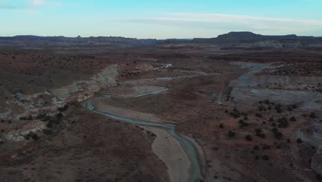 Río-Paria---Canal-Escénico-Del-Desierto-En-El-Sur-De-Utah-Con-Cañones-De-Roca-Roja-Y-Formaciones-Geológicas-únicas