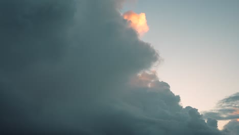 Zeitraffer-Von-Dunklen,-Flauschigen-Wolken,-Die-Aufziehen