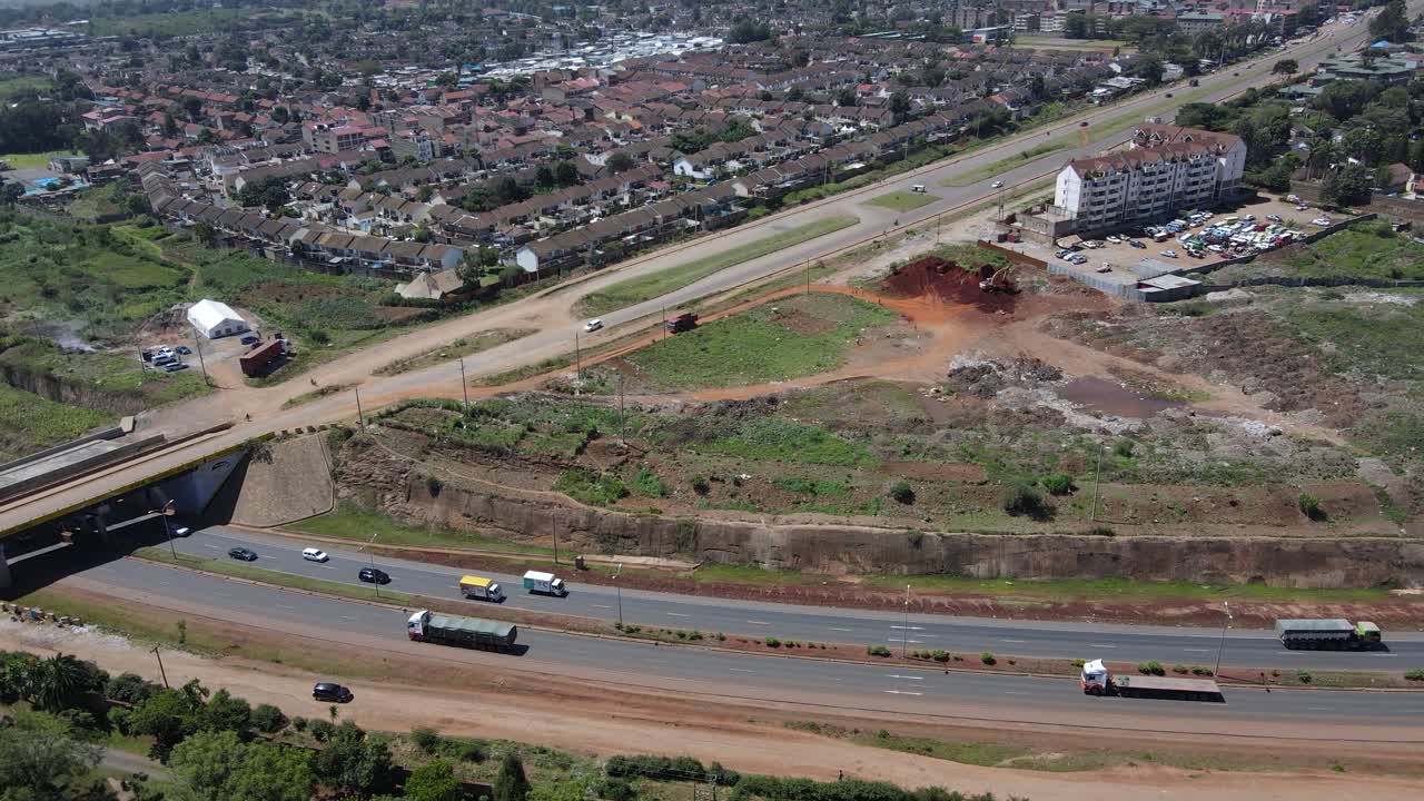 vista aérea sobre un sitio de trabajo de reurbanización entre una carretera y edificios modernos en nairobi
