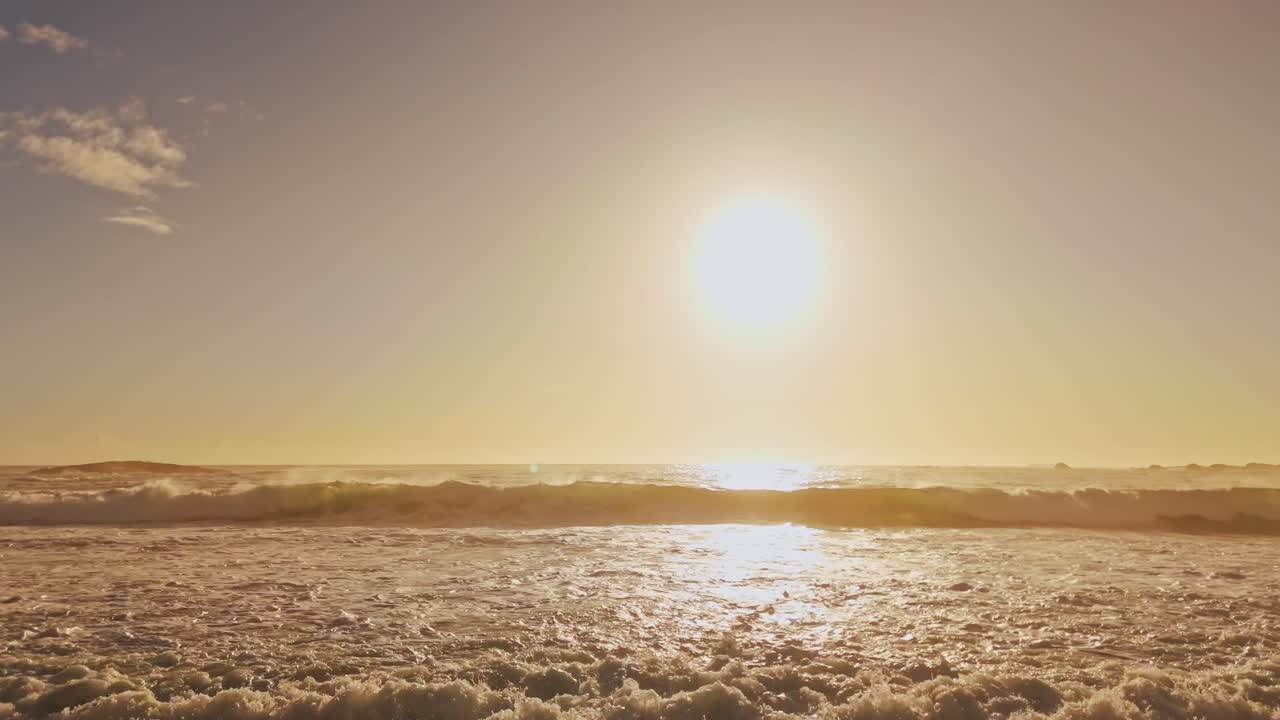 아오르는 태양의 아름다움은 하늘을 오렌지색, 분홍색, 황금색의 활기찬 색으로 칠합니다. 모두 공중 관점에서 찍은 것입니다.