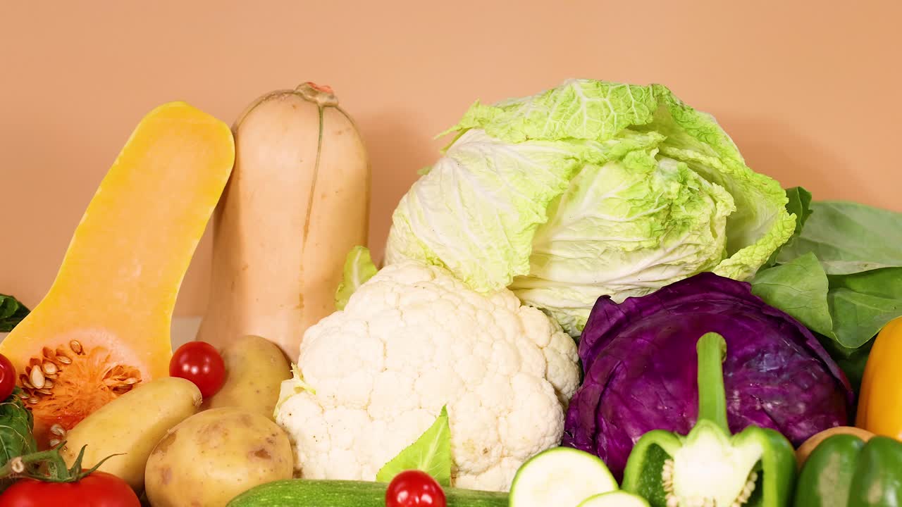 색 배경 에 전시 된 다양한 채소