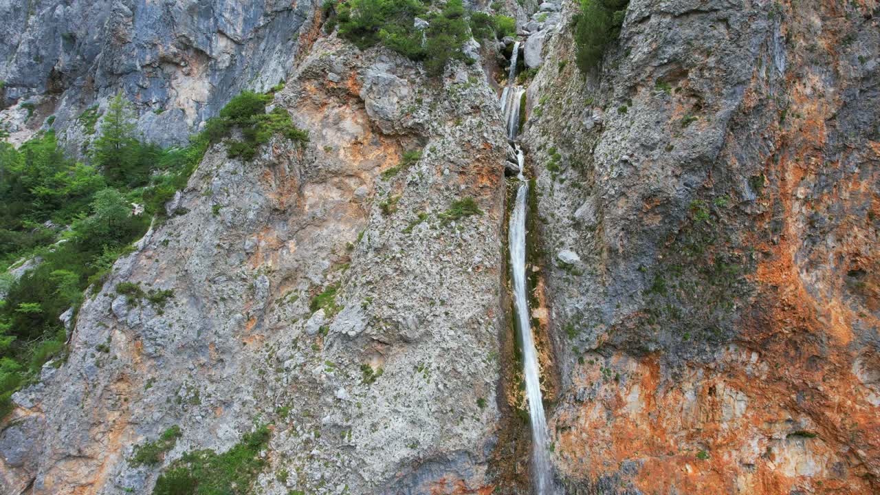 этот потрясающий водопад находится в долине логар в северной словении и называется водопад ринка